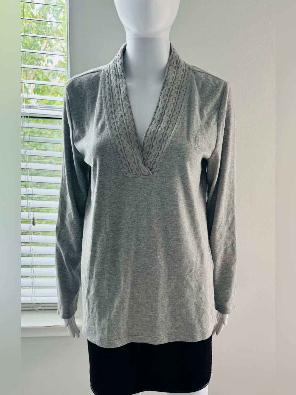 Lauren Ralph Lauren women's sweater, size M, gray, with a V-neck featuring a tex